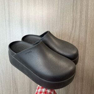 Crocs Dylan Platform clogs size 7 black